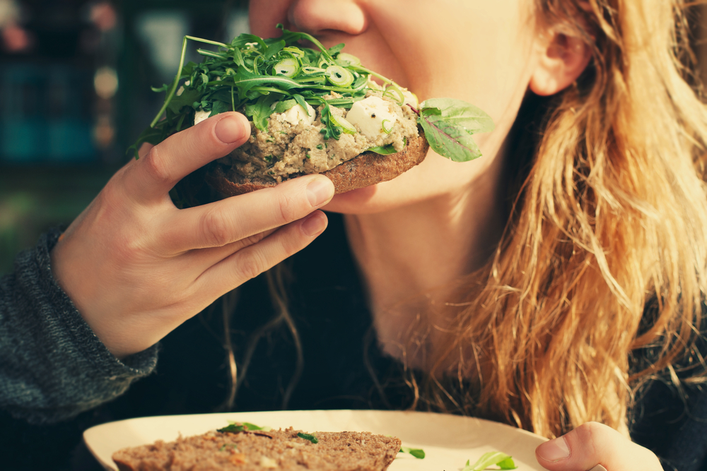 Come sgonfiare la pancia: mangia lentamente