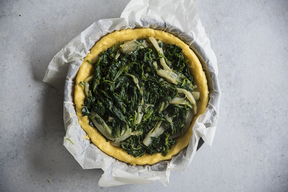 negli con carta forno e dentro torta salata di polenta