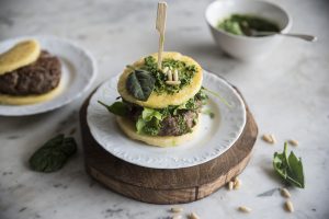 Hamburger di polenta con spinaci e carne