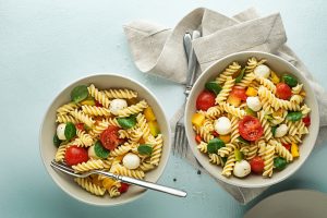 Pasta pomodori e mozzarella: un delizioso primo piatto freddo, estivo e colorato