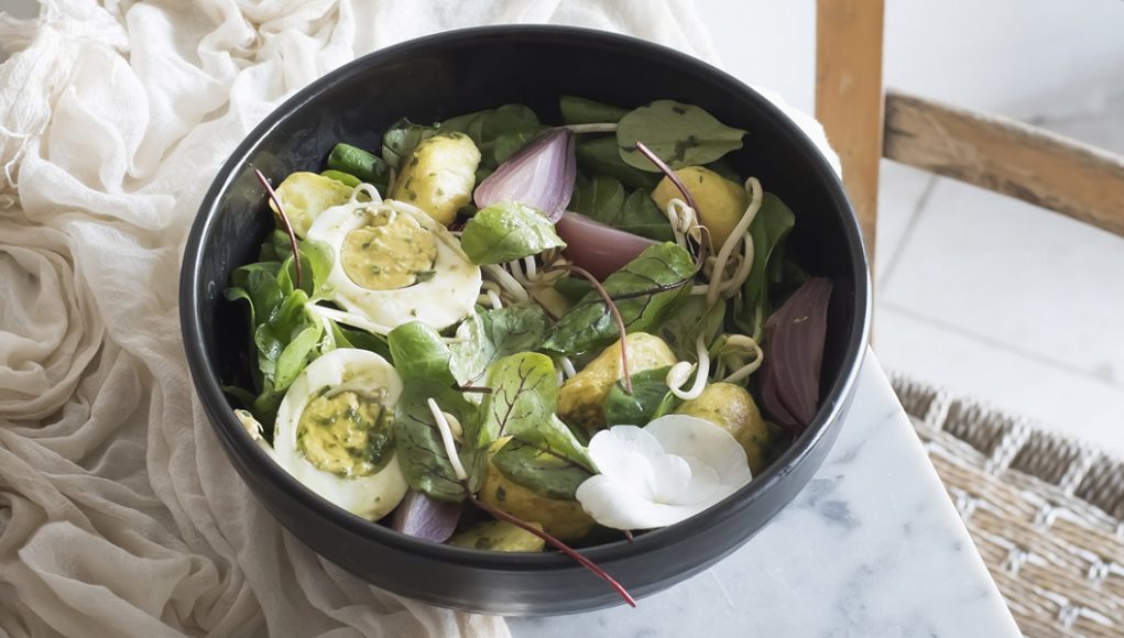 Ricette a meno di 300 calorie: insalata di germogli, patate e uova