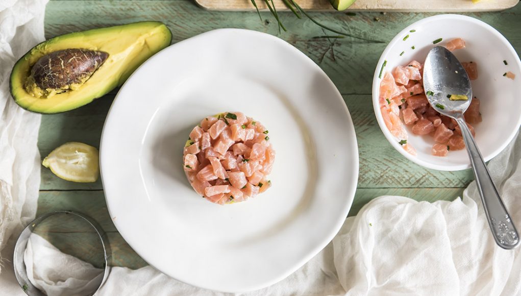 Ricette a meno di 300 calorie: tartare salmone e avocado