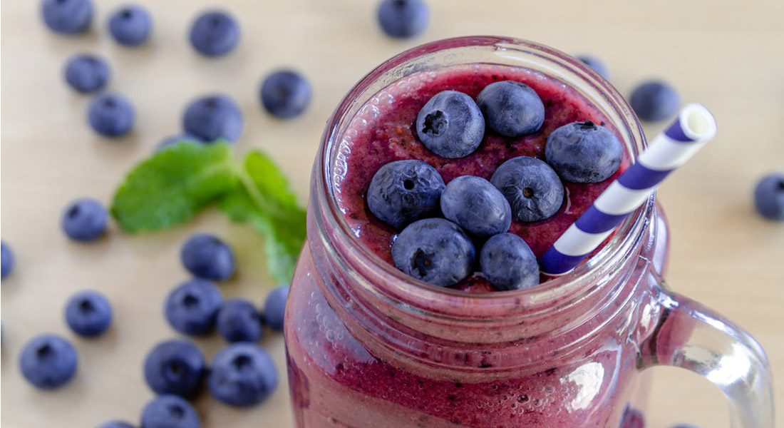 smoothie ai mirtilli, una bevanda fresca e nutriente