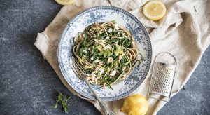 Spaghetti agli agretti con feta, limone e pinoli tostati