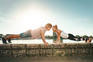 Allenamento a corpo libero o bodyweight: che cos’è, benefici e i migliori esercizi per bruciare massa grassa
