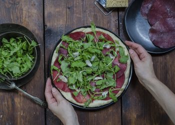 focaccia con rucola bresaola e grana