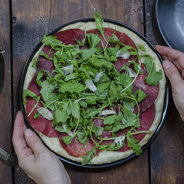 Focaccia con rucola, bresaola, grana
