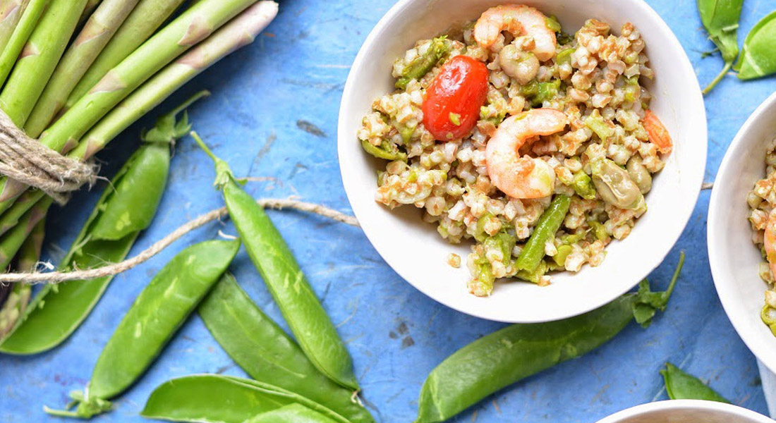 insalata di farro e fave con piselli, asparagi e gamberi: la ricetta da provare a dieta