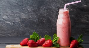 Smoothie di fragole, yogurt e menta