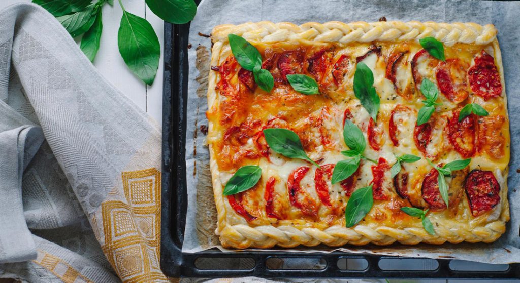 torta salata con pomodoro e mozzarella