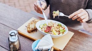Pausa pranzo a dieta: è meglio un’insalata o un panino?