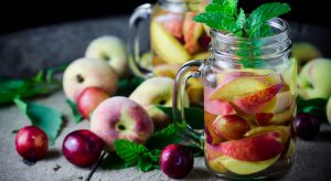 Acqua detox pesca, kiwi e melissa