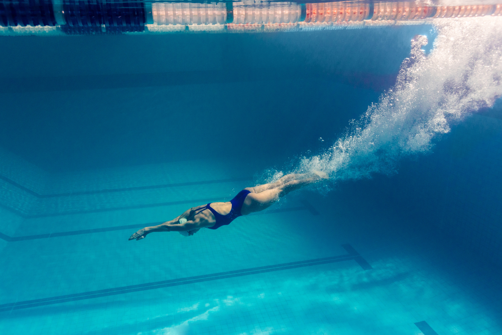 benefici del nuoto: combattere gambe pesanti e ritenzione