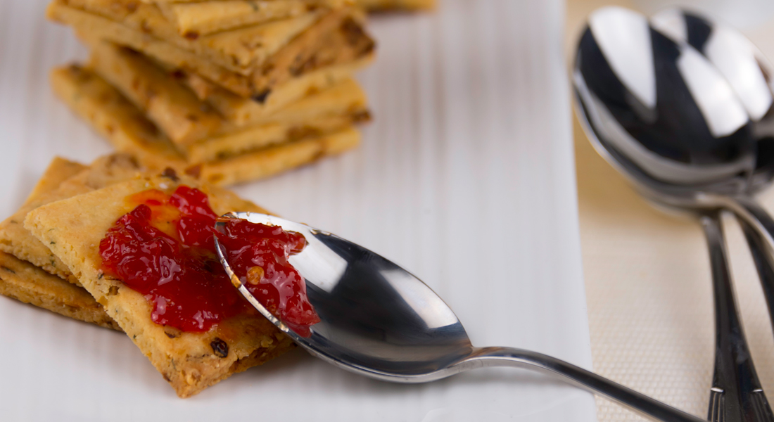 Croccanti e leggeri, i crackers alla pizzaiola gluten free sono una sana alternativa al pane.