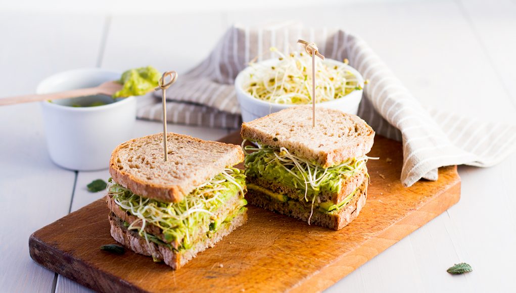 dieta del panino: panino integrale con zucchine e germogli