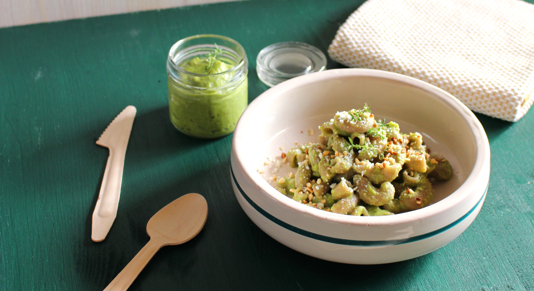 Un carico di fibre e benessere con la pasta di grano saraceno ncon pesto di asparagi e mandorle.