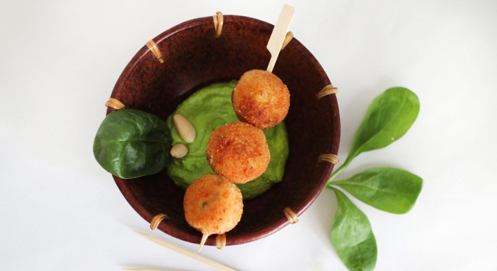 Semplici e gustose, le polpette di patate con salsa di spinaci senza glutine sono ottime anche per i bambini.