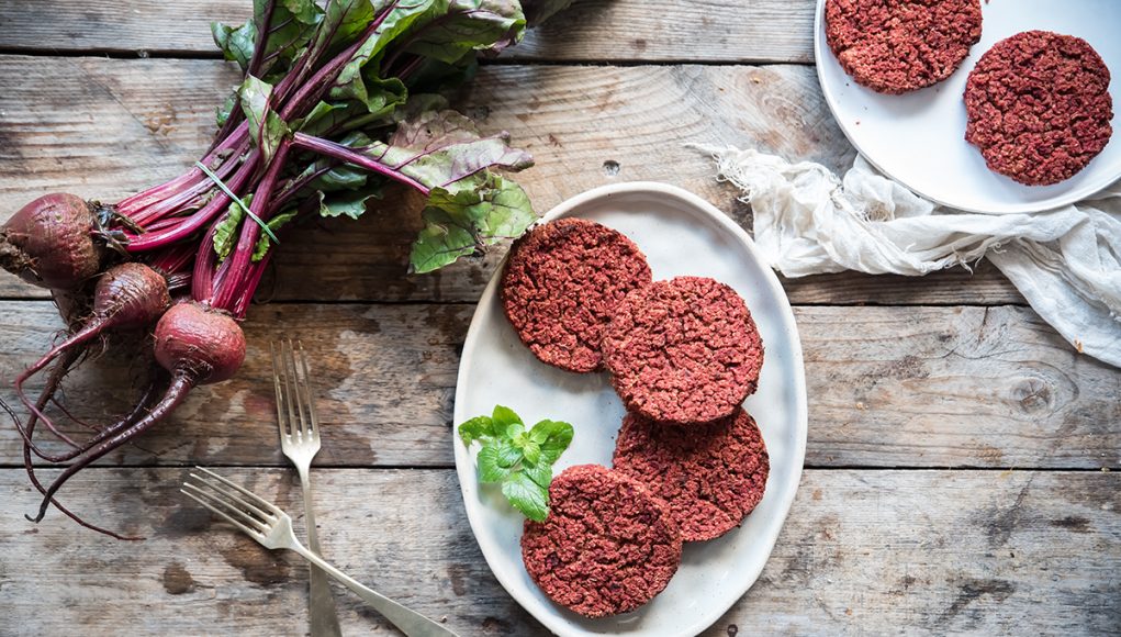 quinoa: burger vegetale con barbabietola e fagioli