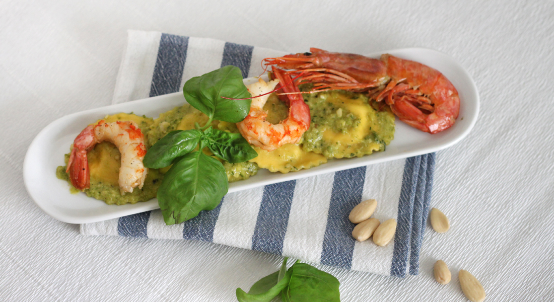 Perfetti per il periodo estivo, i ravioli con pesto di zucchine e gamberi senza glutine nascondono un ricco e gustoso ripieno.