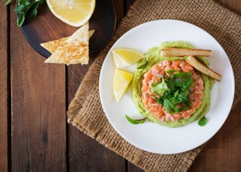 tartare di salmone con zuppa fredda di sedano