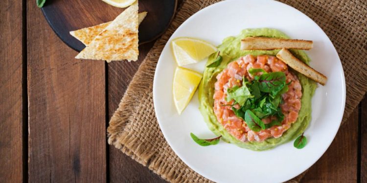 tartare di salmone con zuppa fredda di sedano