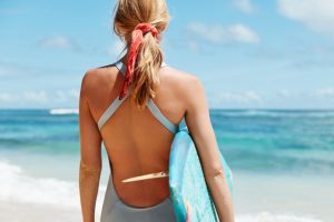 Le acconciature per capelli lunghi da adottare in vacanza