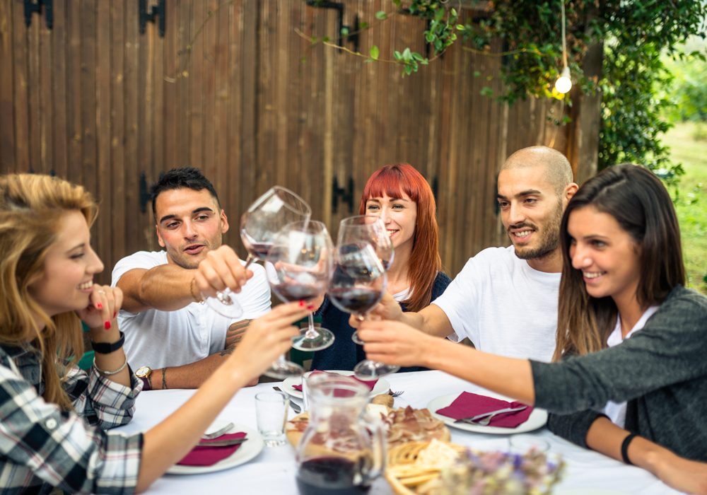 In un locale o a casa di amici, tutti i trucchi per organizzare un aperitivo senza glutine gustoso ma leggero.