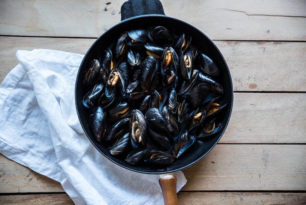 Preparazione delle cozze gratinate