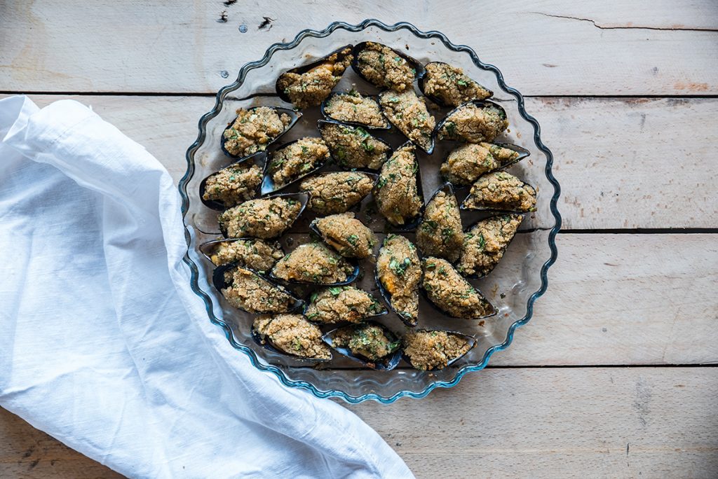 Preparazione delle cozze gratinate