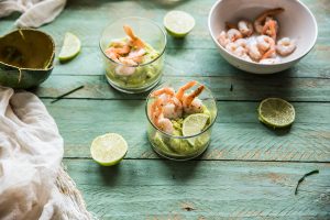 Gamberi con crema di avocado al lime ed erba cipollina