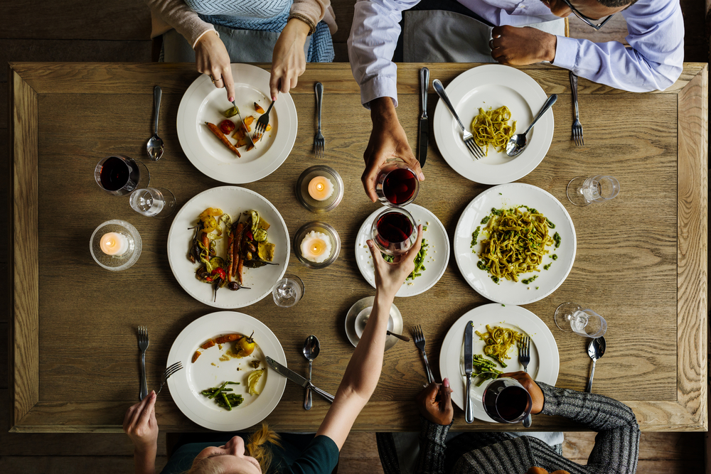 dritte per gestire bene la tua dieta quando sei a cena da amici o parenti