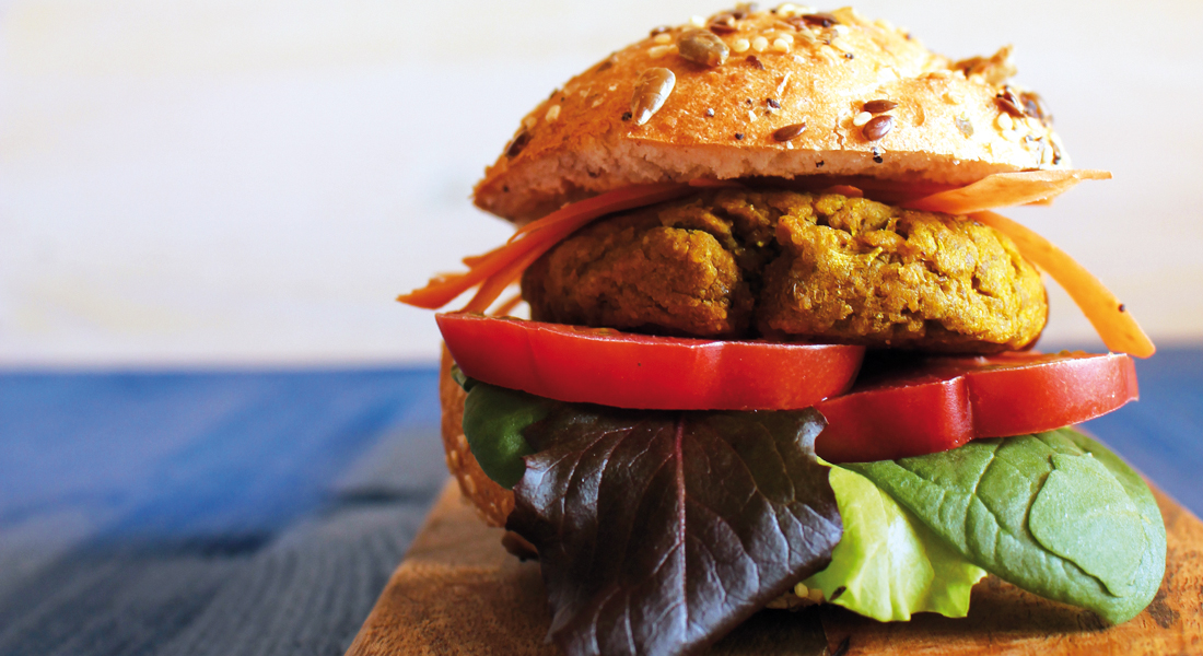 Facili, sani e vegetariani, gli hamburger di ceci e lenticchie senza glutine sono una fonte proteica importante.