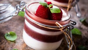 Panna cotta ai lamponi, la versione light con lo yogurt