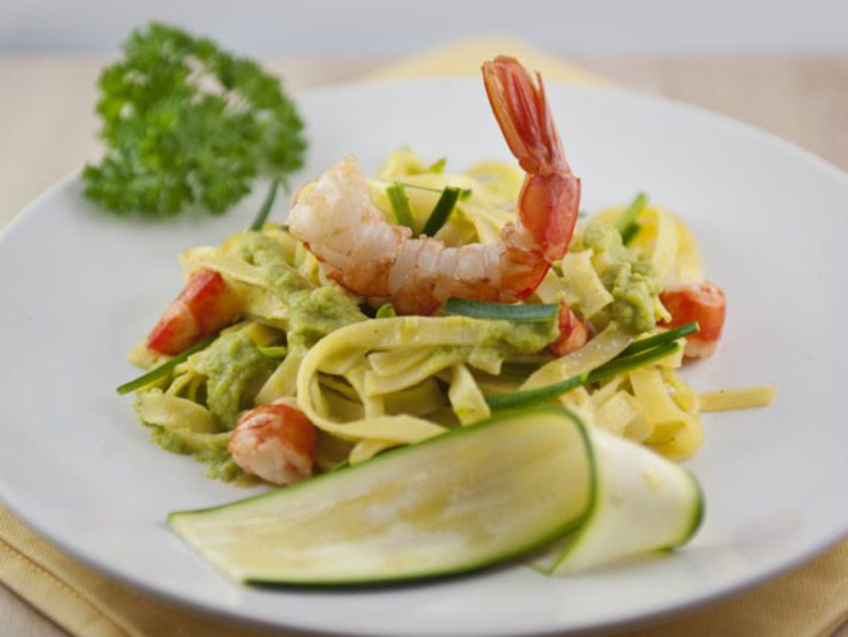 ricette con zucchine, tagliatelle zucchine e gamberoni
