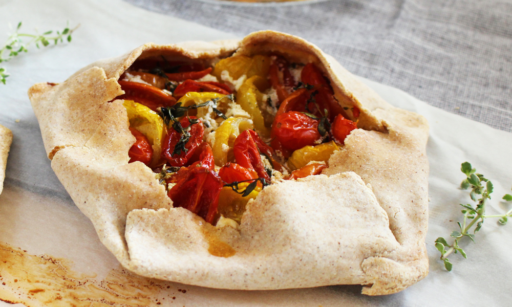 La ricetta della torta salata con robiola e pomodorini senza glutine ha poche calorie ma piace a tutti!