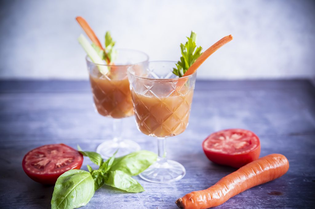 due calici con belvedere cocktail analcolico, carota, pomodori e basilico