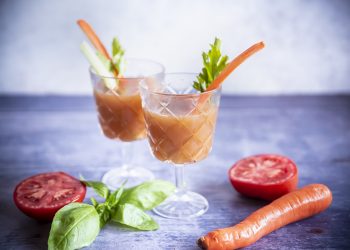 due calici con belvedere cocktail analcolico, carota, pomodori e basilico