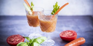 due calici con belvedere cocktail analcolico, carota, pomodori e basilico