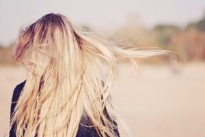 Capelli secchi? Come curarli dopo l’estate