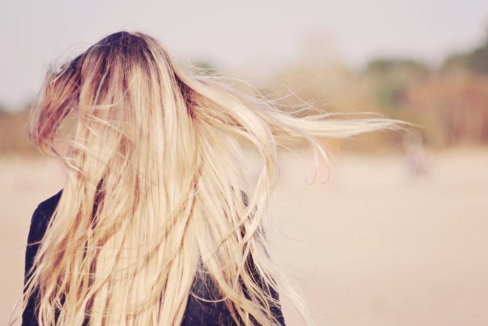 capelli secchi dopo il mare? ecco cosa fare e una maschera fai-da-te