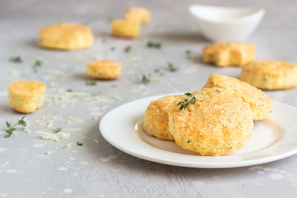 in primo piano su un piatto piano bianco delle focaccine di patate su uno sfondo chiaro