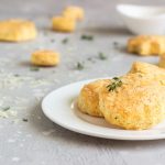 in primo piano su un piatto piano bianco delle focaccine di patate su uno sfondo chiaro