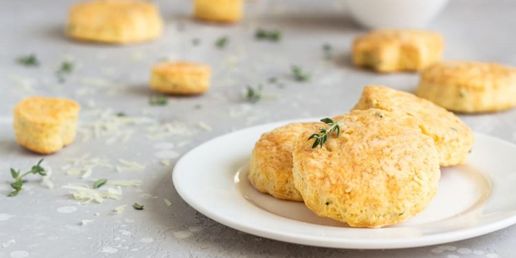 in primo piano su un piatto piano bianco delle focaccine di patate su uno sfondo chiaro