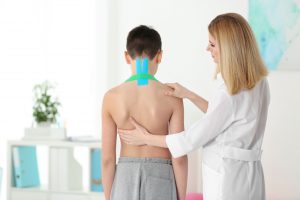 Bambini e adolescenti, mal di schiena sempre più diffuso: consigli e esercizi