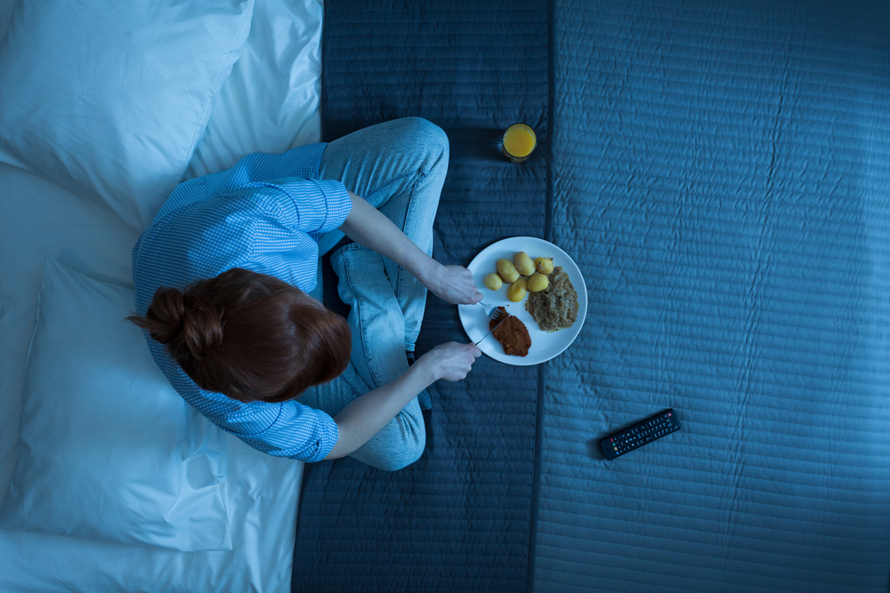 Mangiare tardi la sera: scopri cosa succede