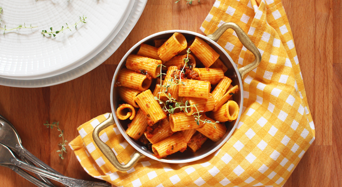 La pasta al ragù vegetale è un gustoso primo piatto adatto ai celiaci, ai vegetariani e a chi vuole alimentarsi in modo sano e bilanciato.