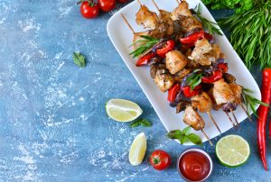Le migliori ricette di spiedini di carne, di verdura e di pesce