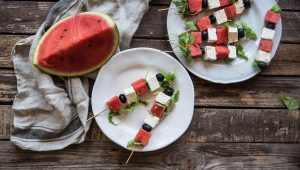 Spiedini di anguria e feta con olive nere