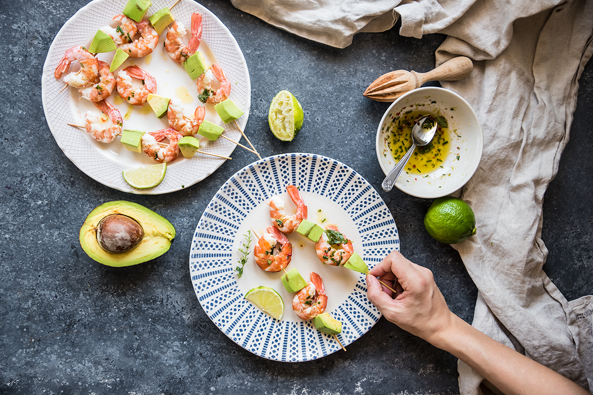 Spiedini di gamberi e avocado