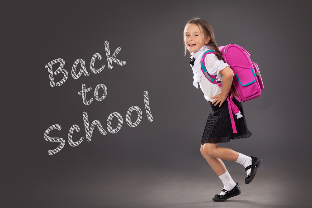 Back to school roxy. Ученица с рюкзаком. Девочка собирается в школу. Портфель для девочек.
